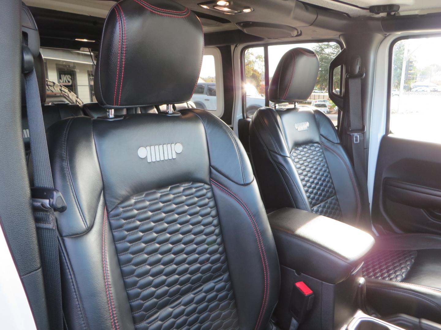 2021 White /BLACK Jeep Wrangler Unlimited Rubicon (1C4HJXFN6MW) with an 2.0L L4 DOHC 16V TURBO engine, automatic transmission, located at 2630 Grass Valley Highway, Auburn, CA, 95603, (530) 508-5100, 38.937893, -121.095482 - Photo#47